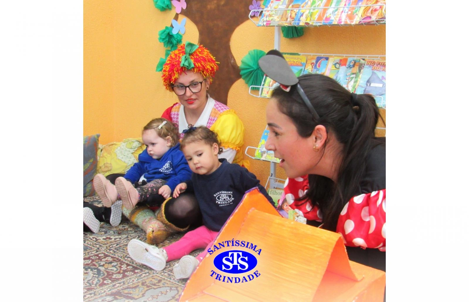 Crianças participam de contação de história na Biblioteca | Infantil 1