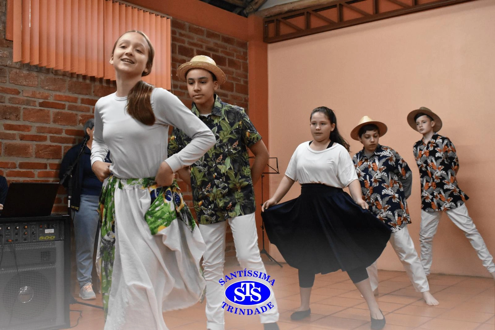 Alunos participam do Festival do Folclore | 7º ano
