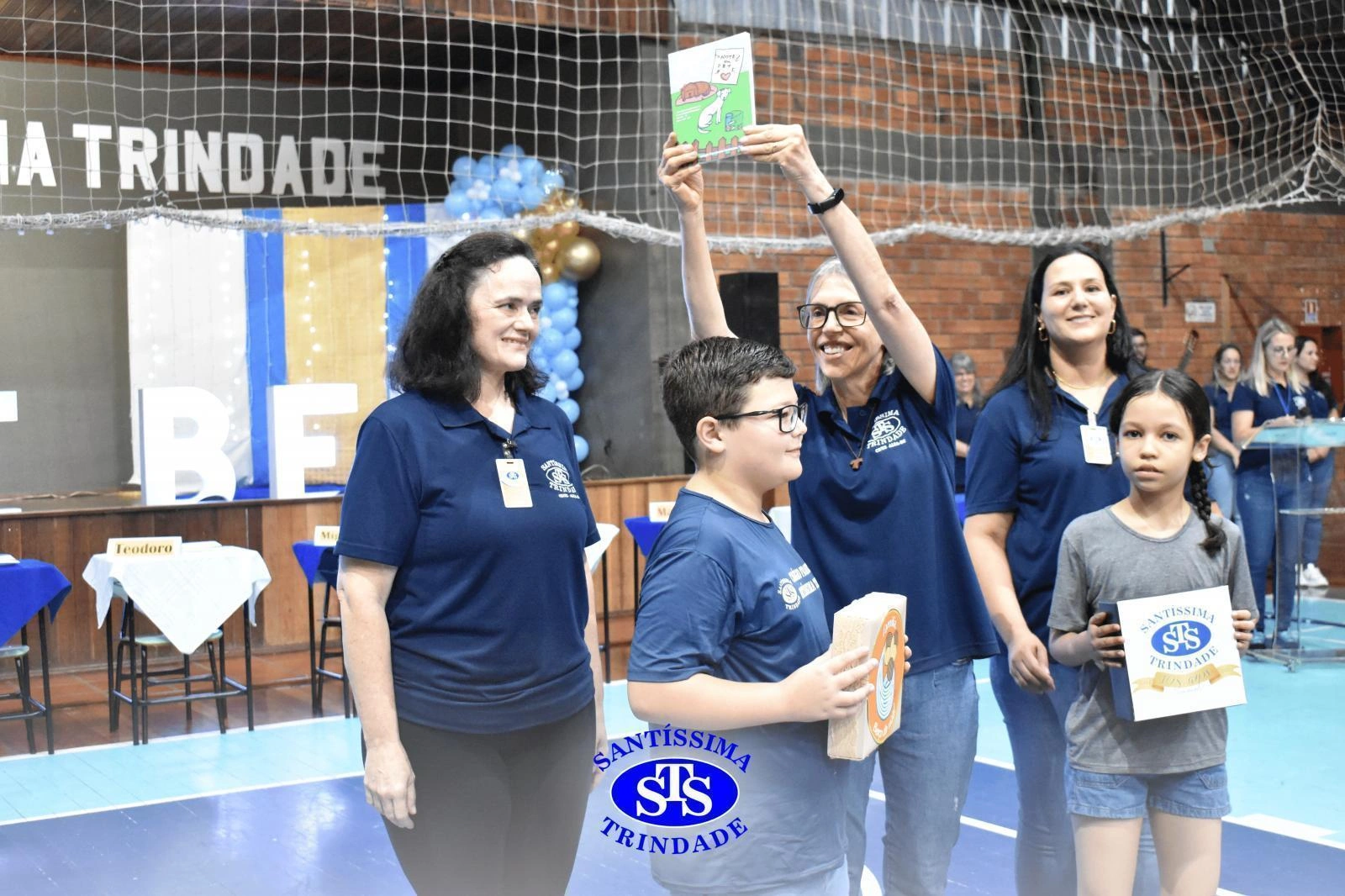 Lançamento do livro “Nossas Histórias” reúne e emociona comunidade educativa do Santíssima | 4º ano