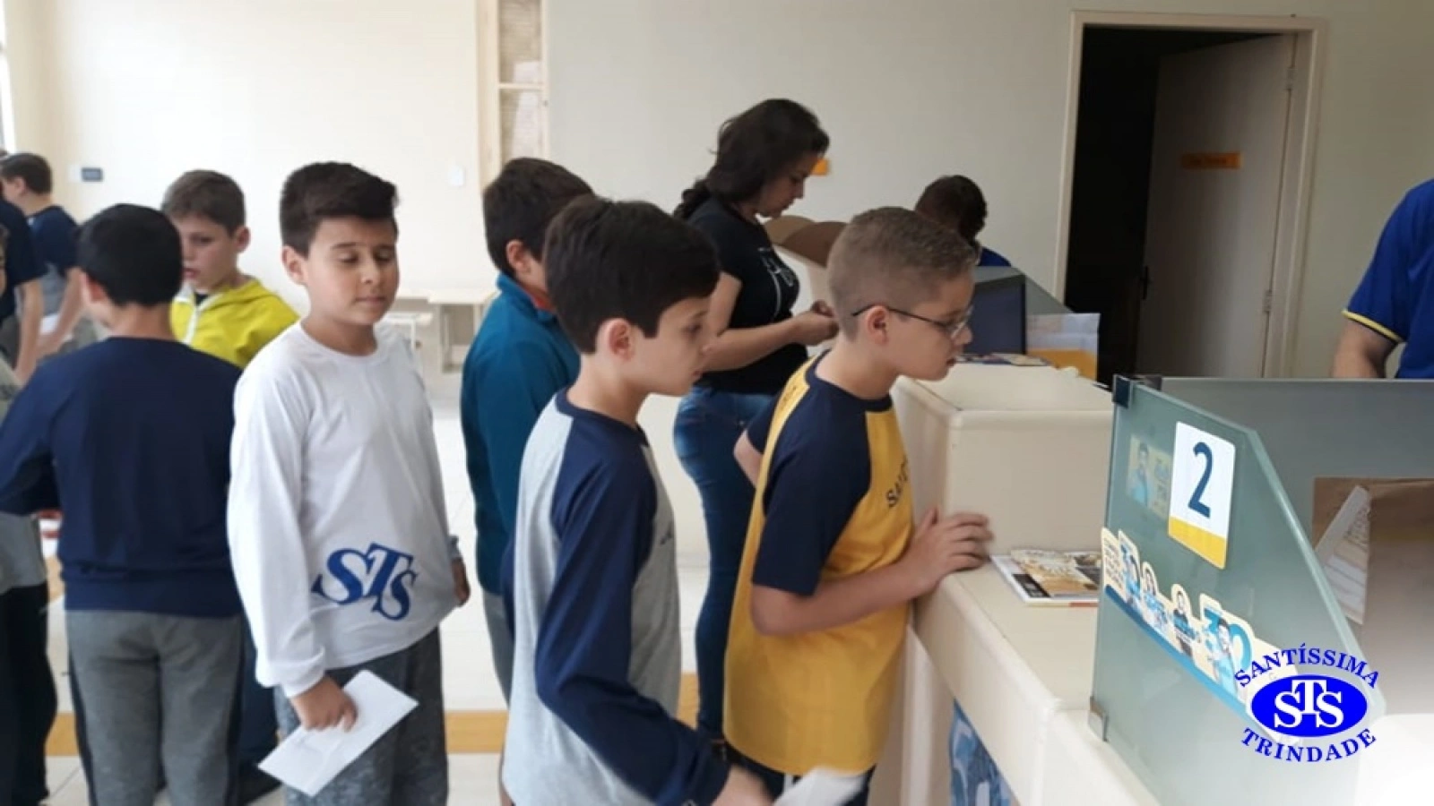 Alunos do 5º ano realizaram visita ao correio