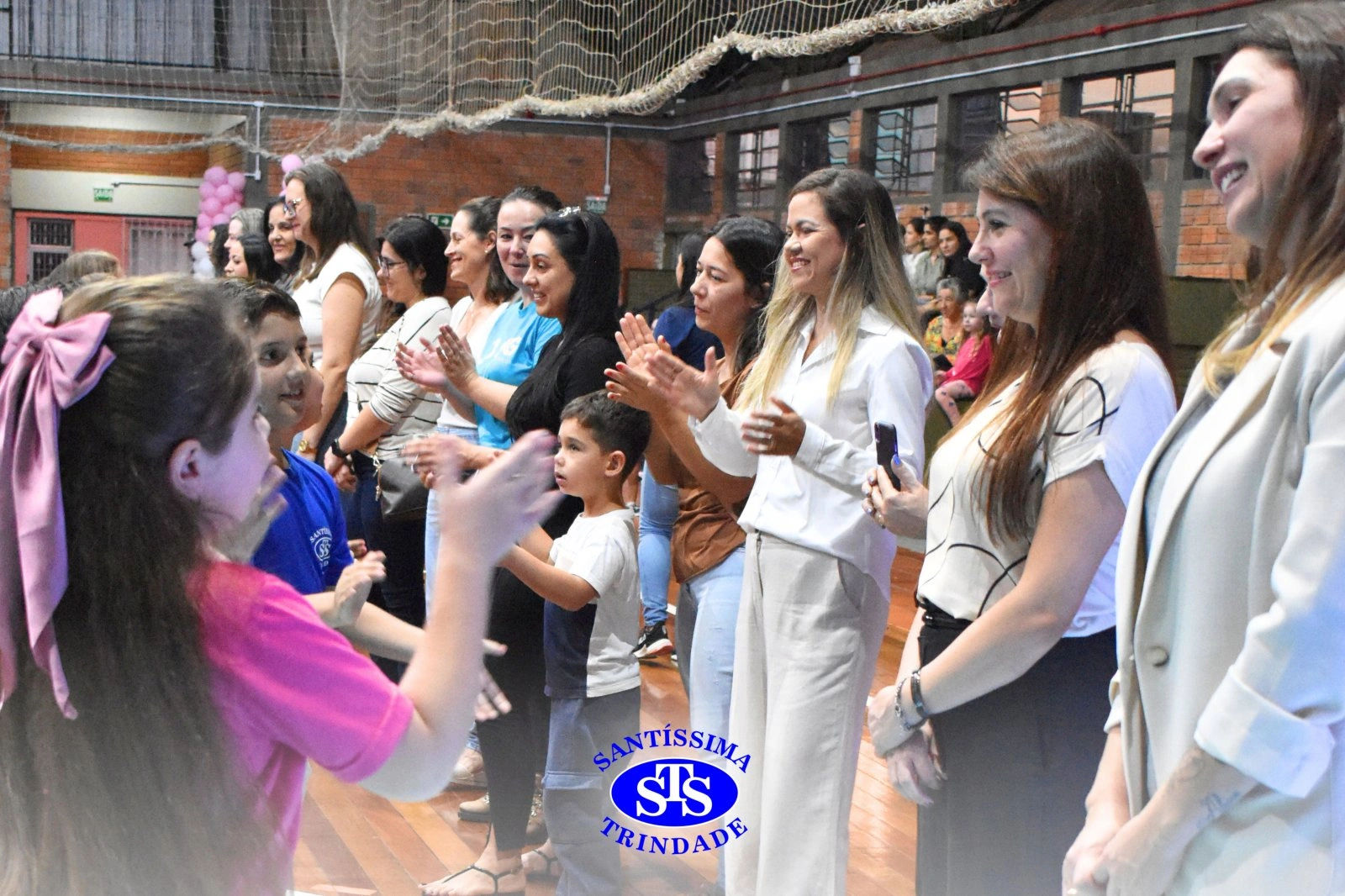 Conexão entre mães e filhos fica evidente nas homenagens do 3º e 4º anos