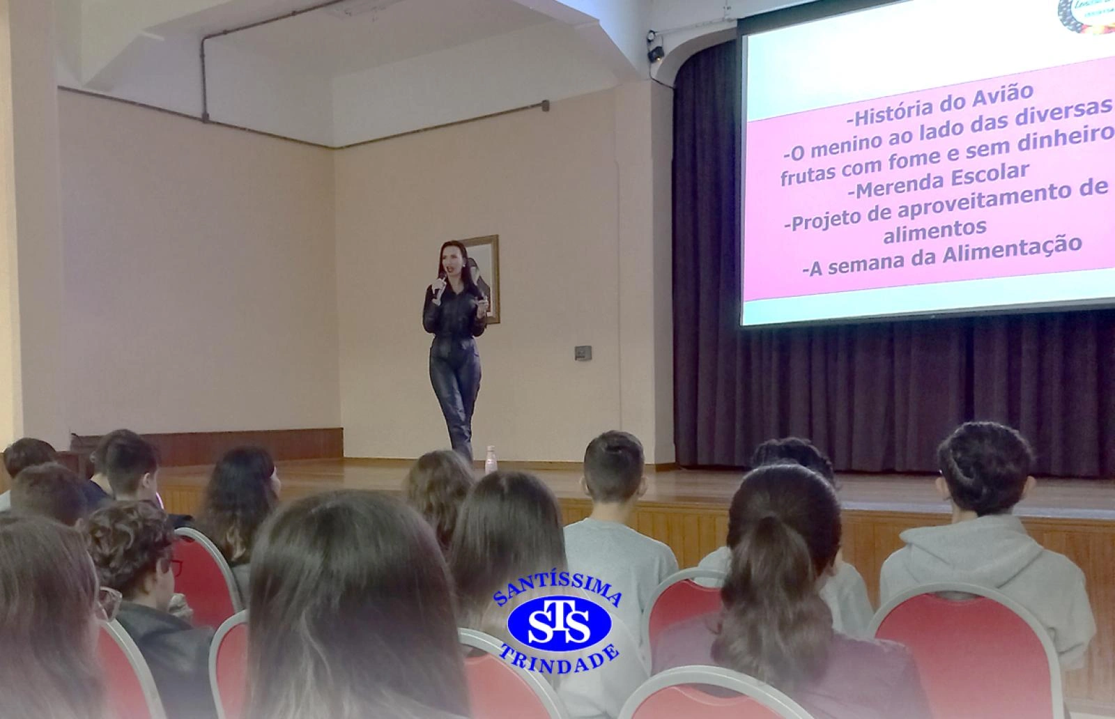 Alunos participam de palestra com nutricionista | 8º ano