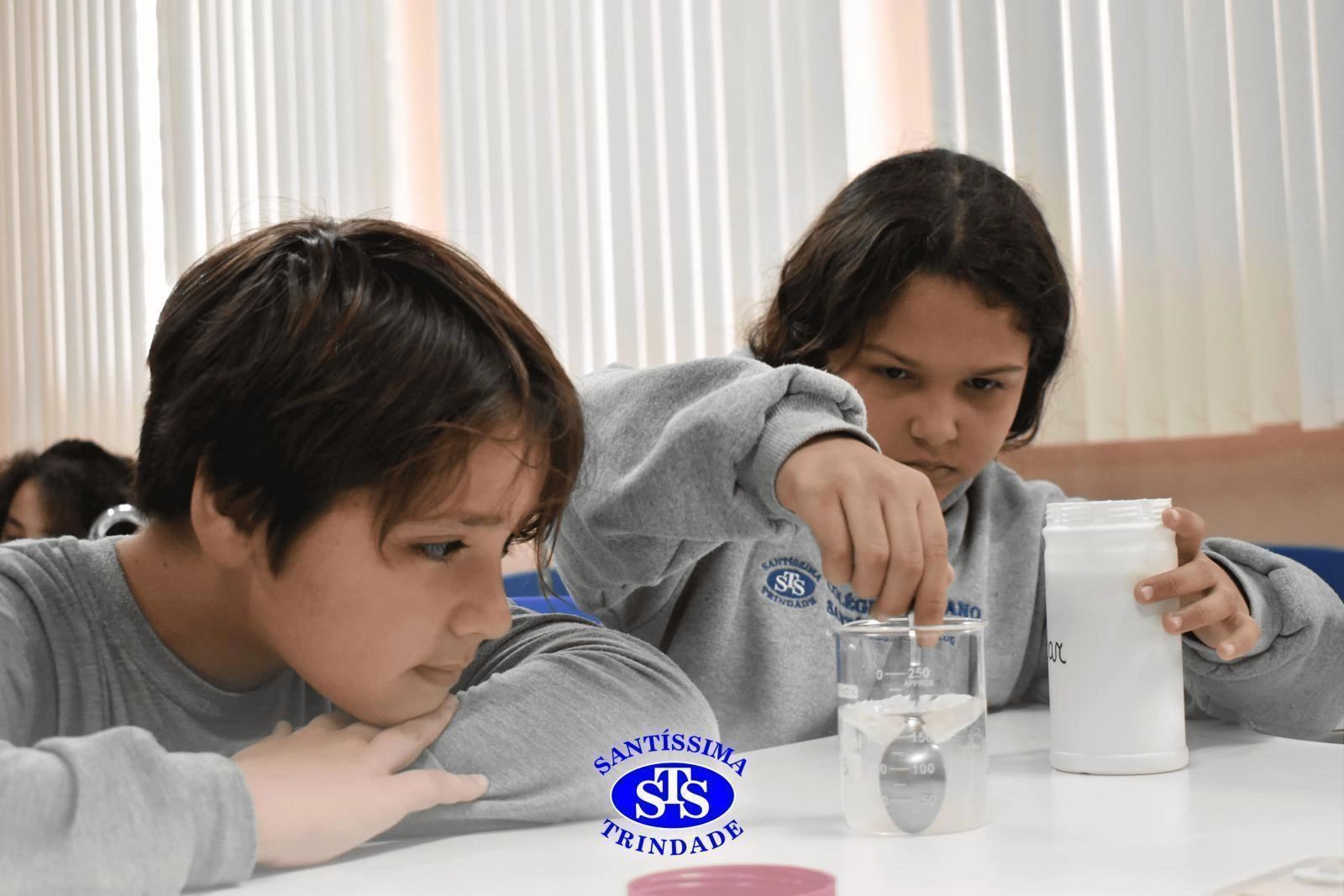 Alunos fazem atividade prática para estudar as misturas | 4º ano