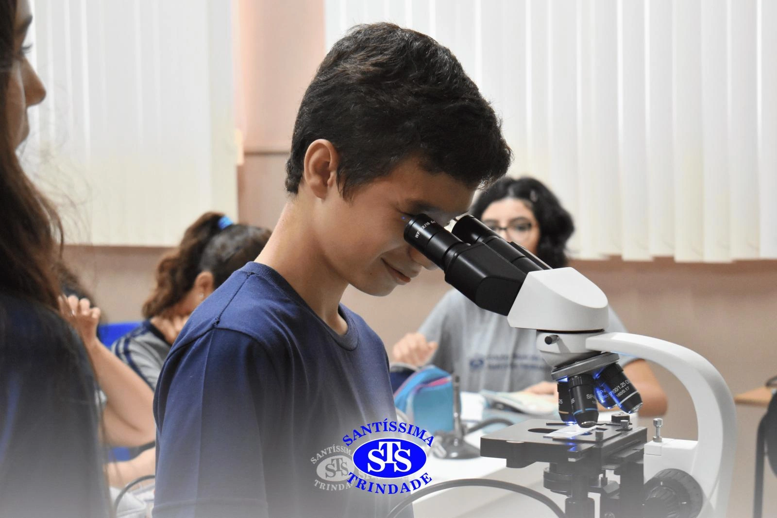 Alunos estudam as células no Laboratório de Ciências | 7º ano