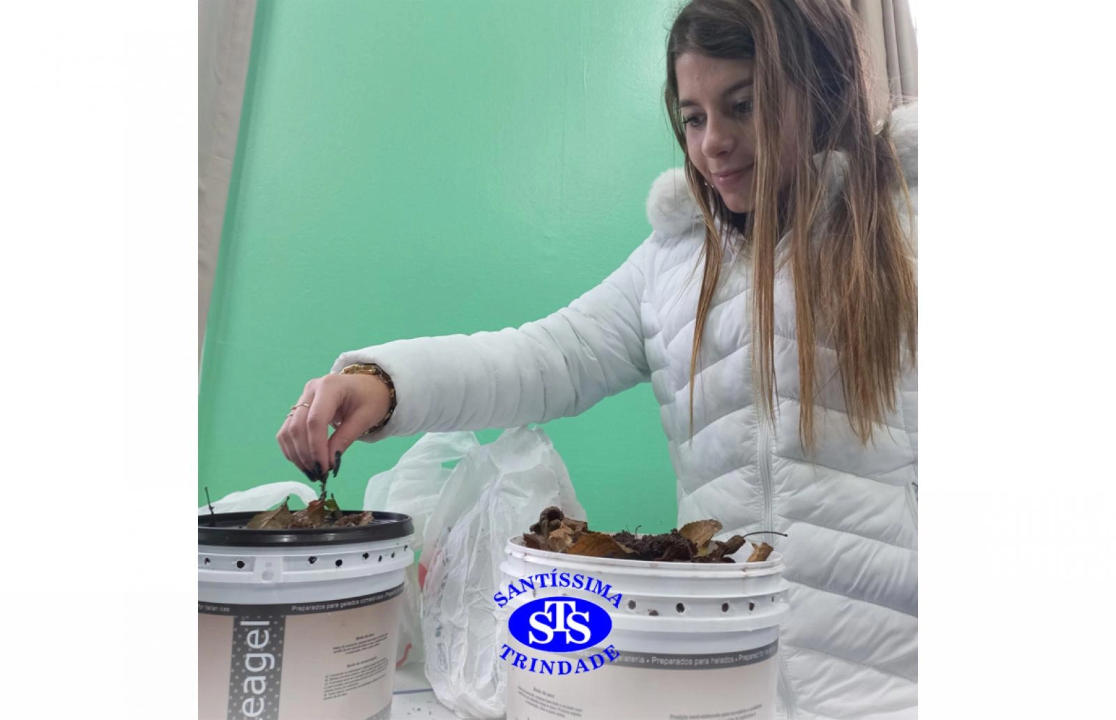 Alunos realizam atividade de compostagem | Consciência Ambiental