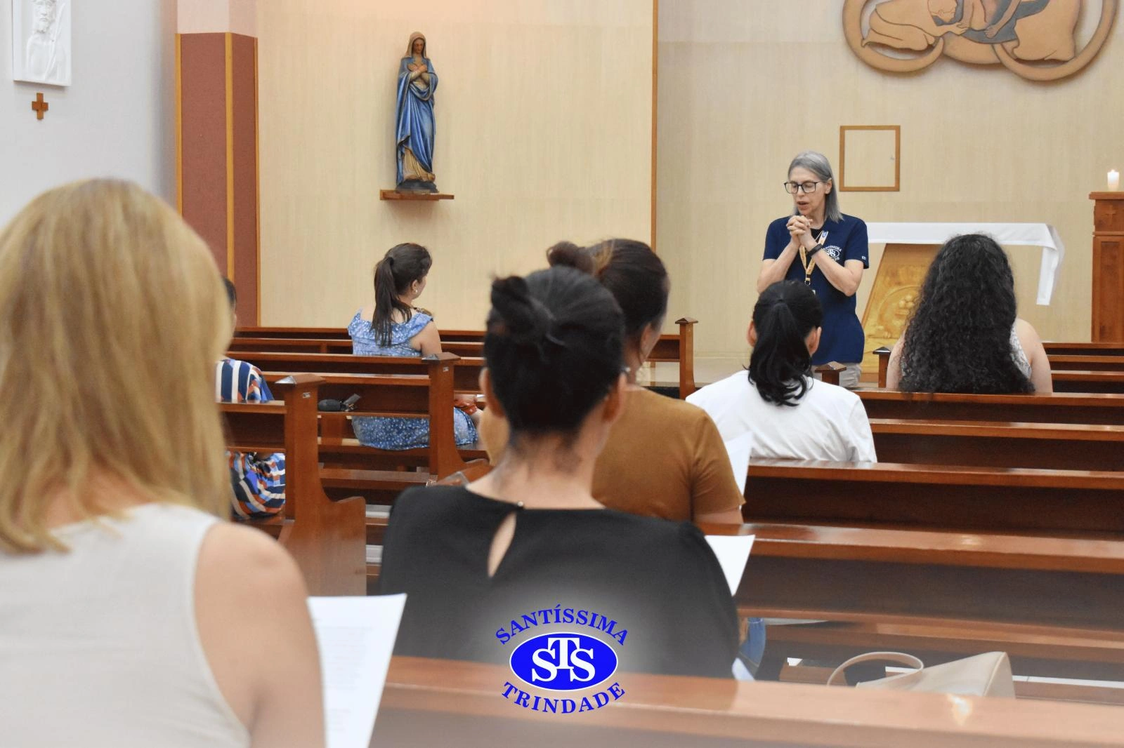 Oração pelos filhos reúne famílias na Capela do Colégio