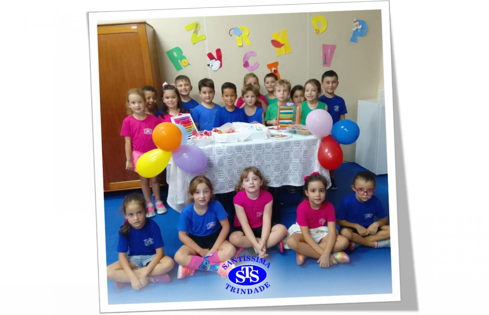 1º ano festejando o aniversário do Colégio