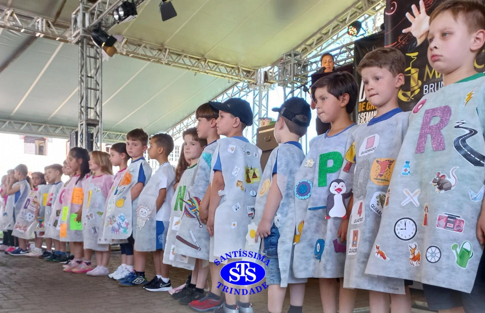 Infantil 5: Desfile do Alfabeto na 25ª Feira do Livro de Cruz Alta