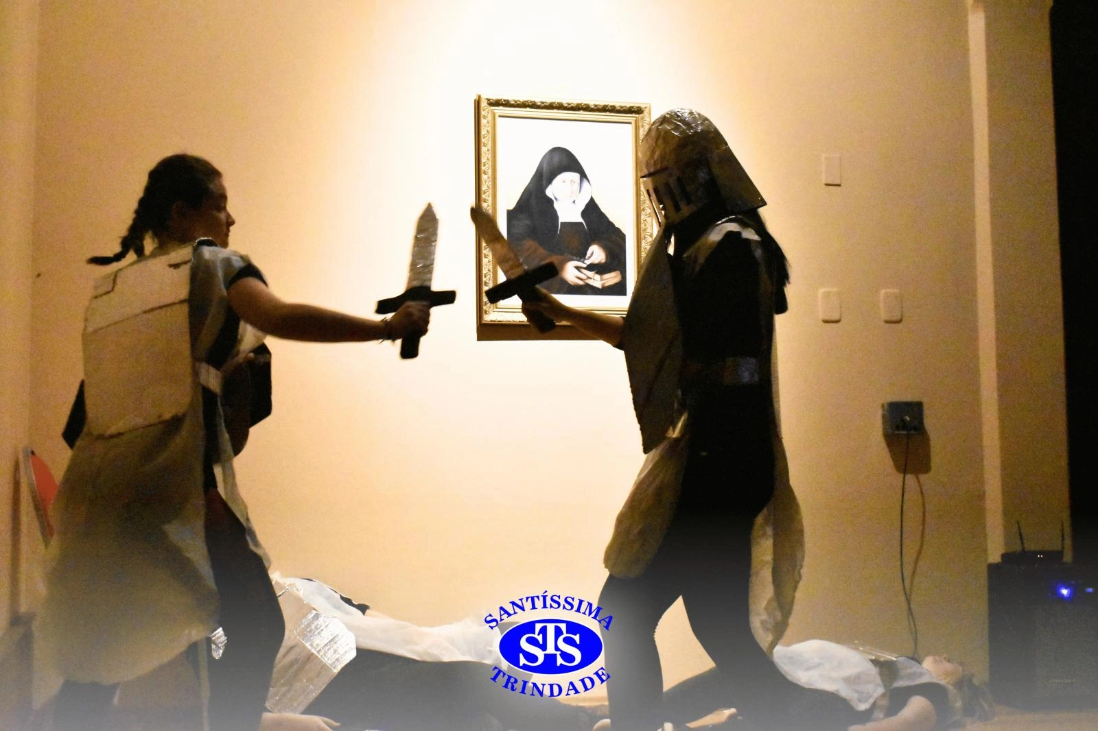 Alunos participantes das Trilhas de Linguagem e Ciências Humanas apresentam teatro desenvolvido por eles