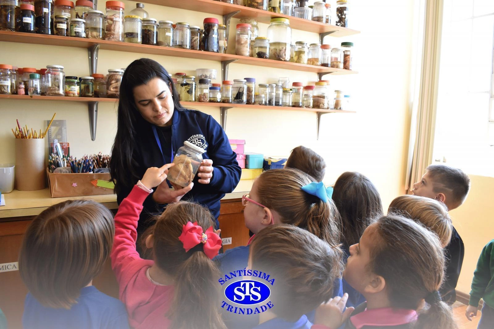 Pequenos cientistas participam de aula no Laboratório de Ciências | Inf. 4