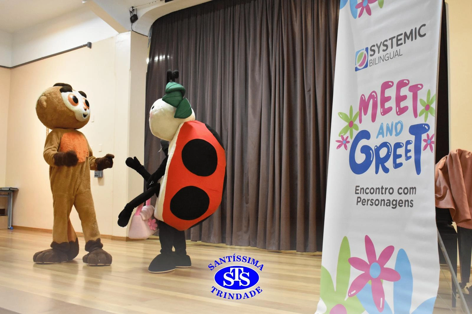 Meet and Greet com personagens da Systemic Bilingual