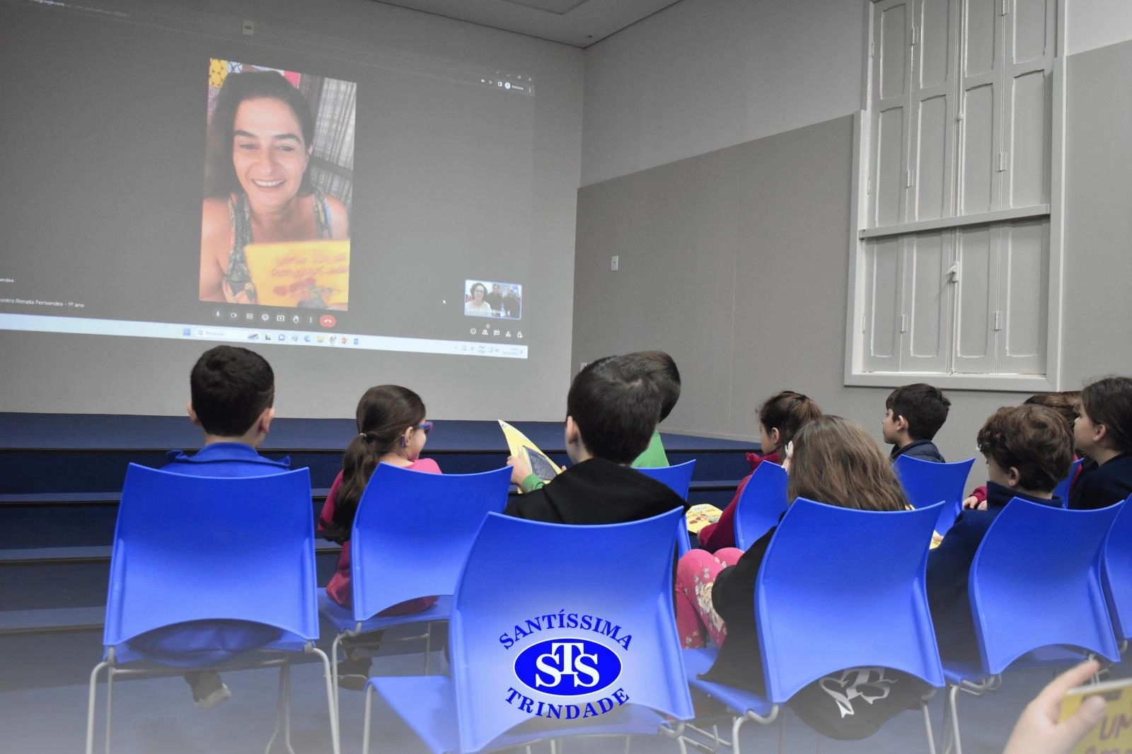 Alunos participam do Projeto Autor Presente com a escritora Renata Fernandes