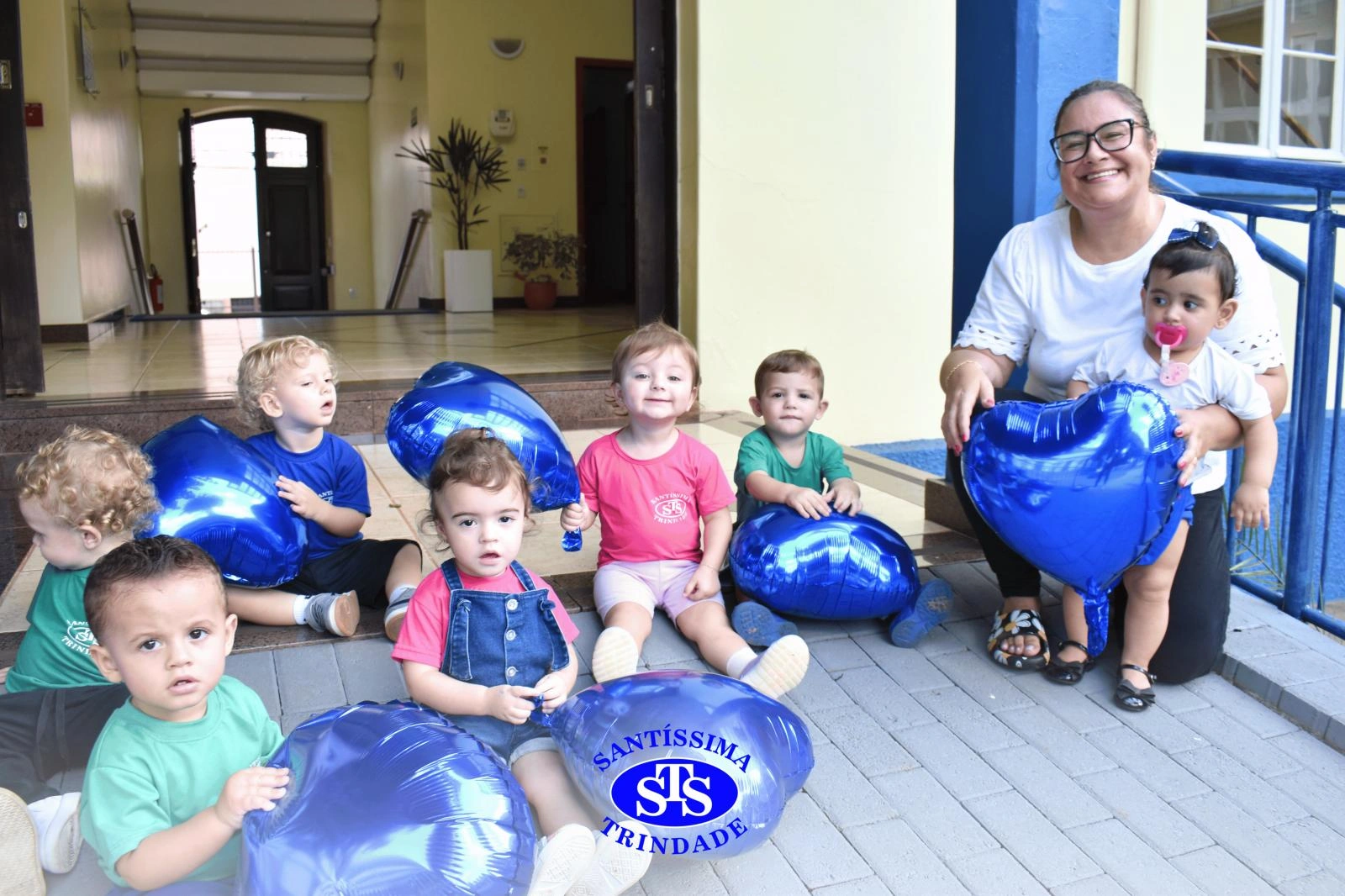 Pequenos comemoram o aniversário do Colégio | Inf. 1