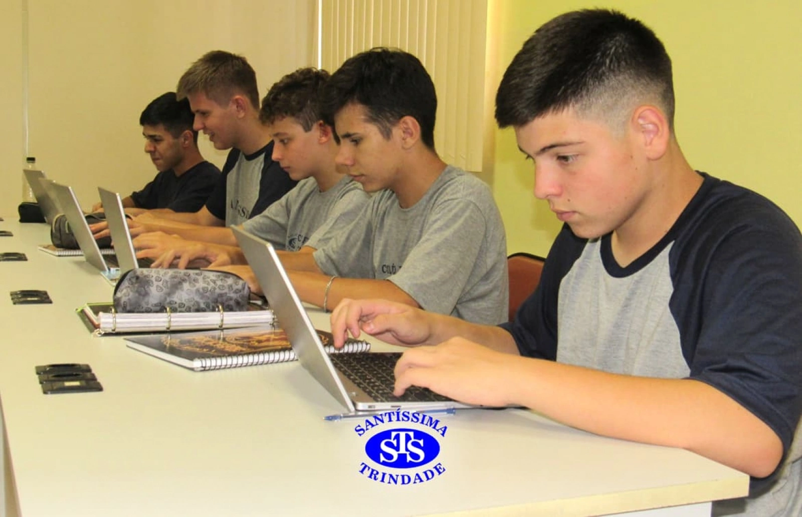 Chromebooks são utilizados durante as aulas