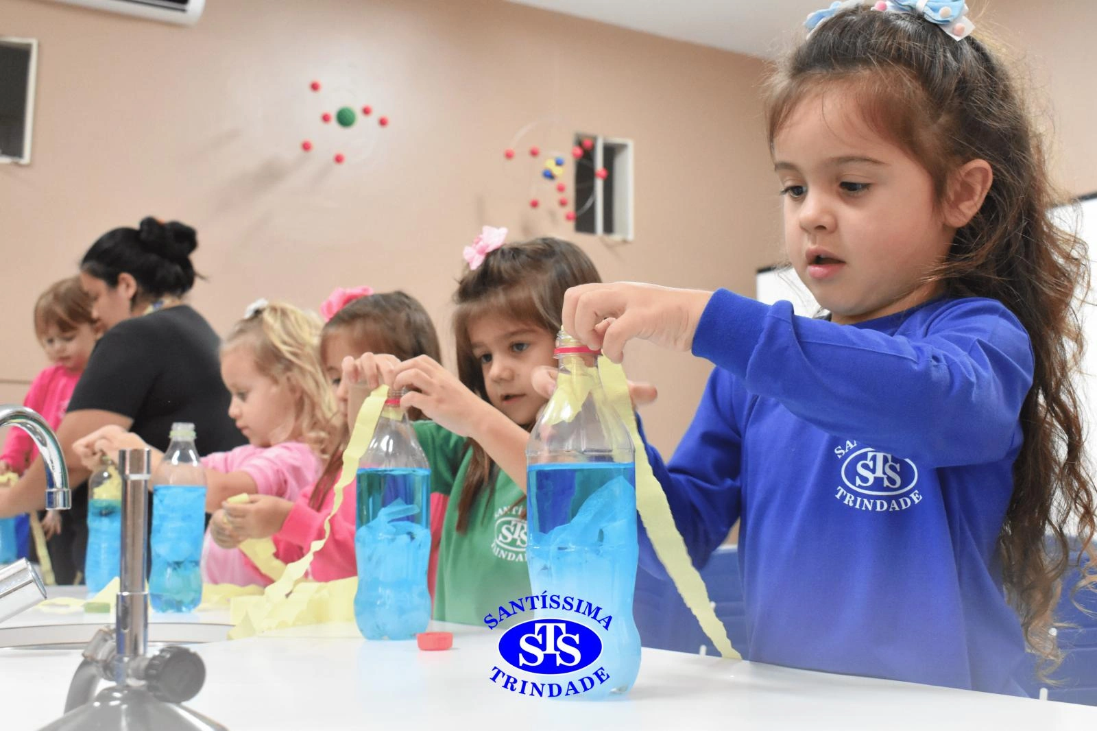 Alunos realizam prática sobre a água no Laboratório | Ed. Infantil