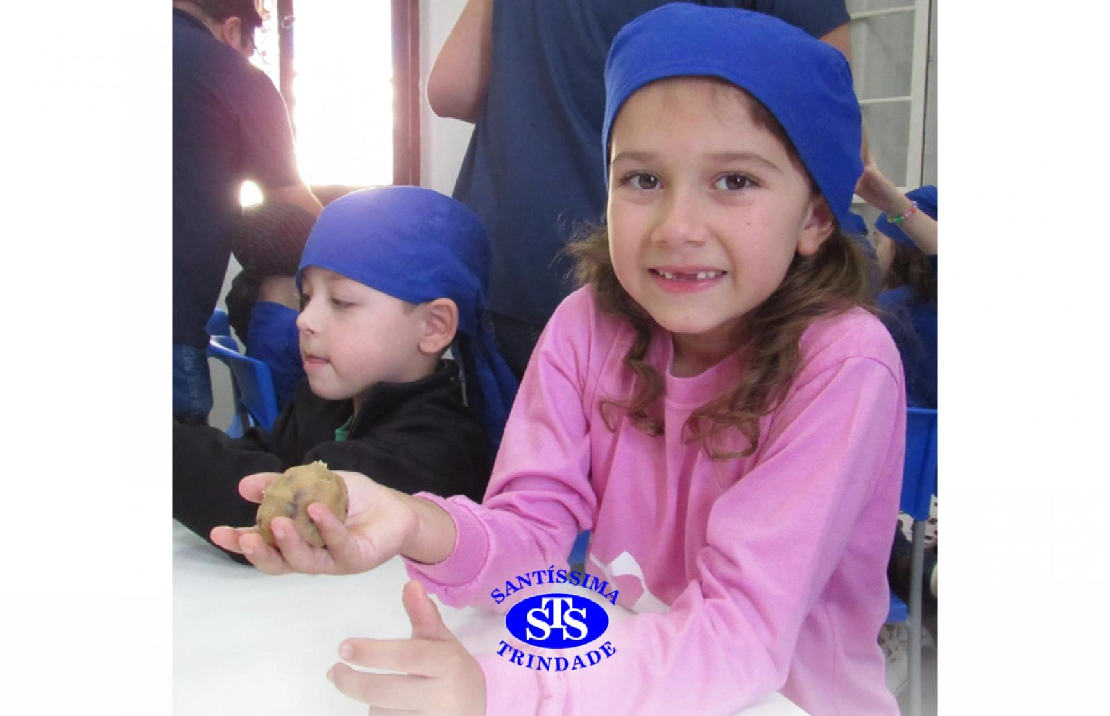 Educação Bilíngue: alunos do Infantil 5 preparam cookies durante a aula
