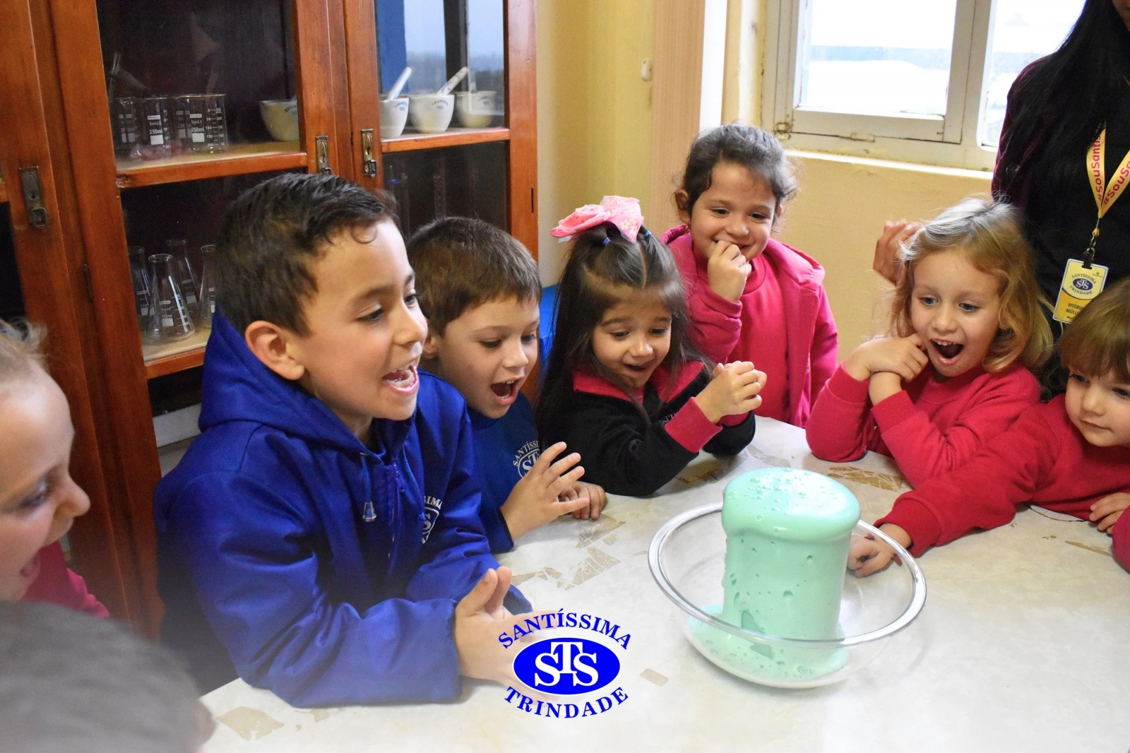 Alunos celebram o Dia do Folclore no Laboratório de Ciências | Infantil 4