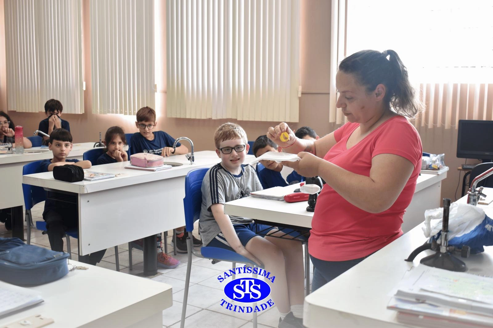 Alunos estudam transformações químicas por meio de experiências | 4º ano