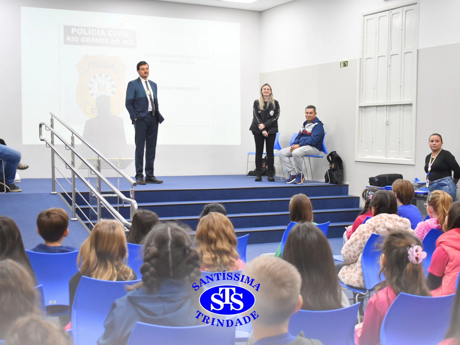 Turmas do 2º ano aprendem sobre as profissões