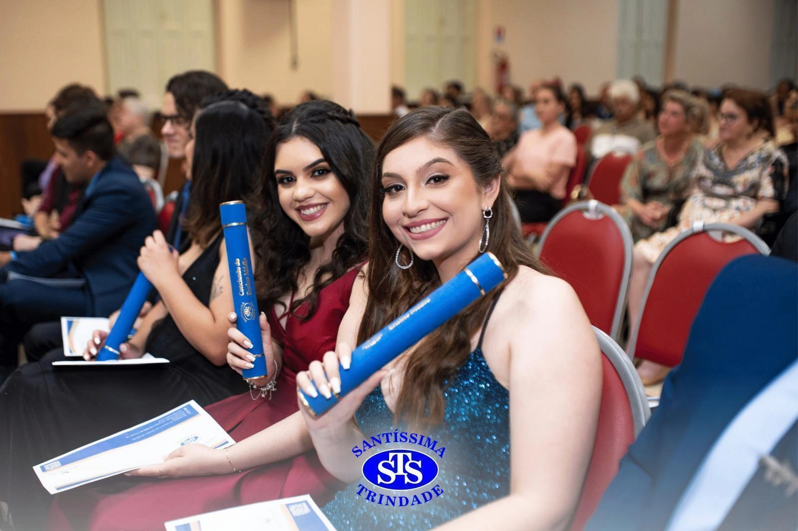 Alunos da 3ª série celebram conclusão do Ensino Médio