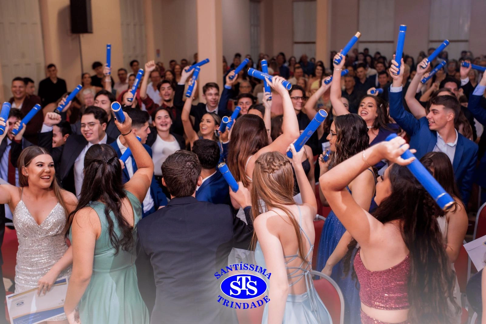 Alunos da 3ª série celebram conclusão do Ensino Médio