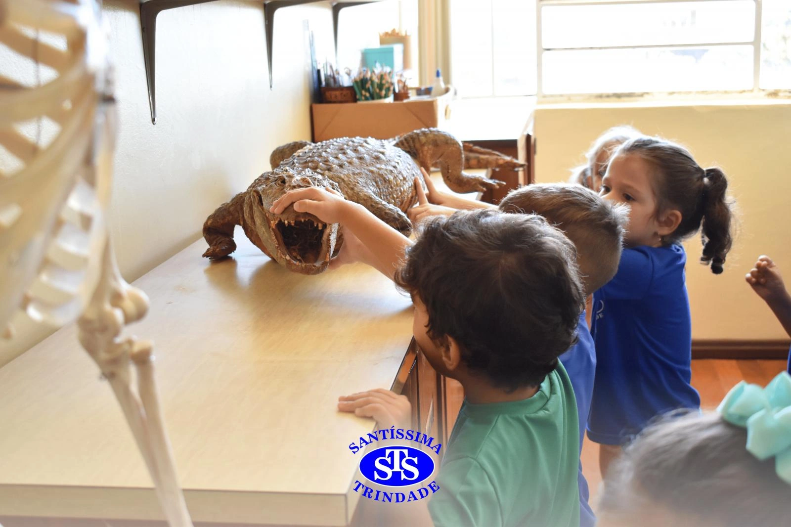 Alunos exploram o Laboratório de Ciências em sua primeira aula | Inf. 4
