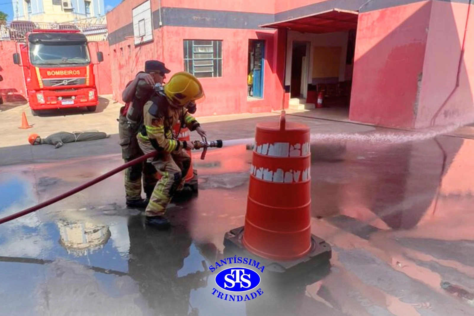 Visita ao Corpo de Bombeiros proporciona vivência da profissão | 3ª série EM