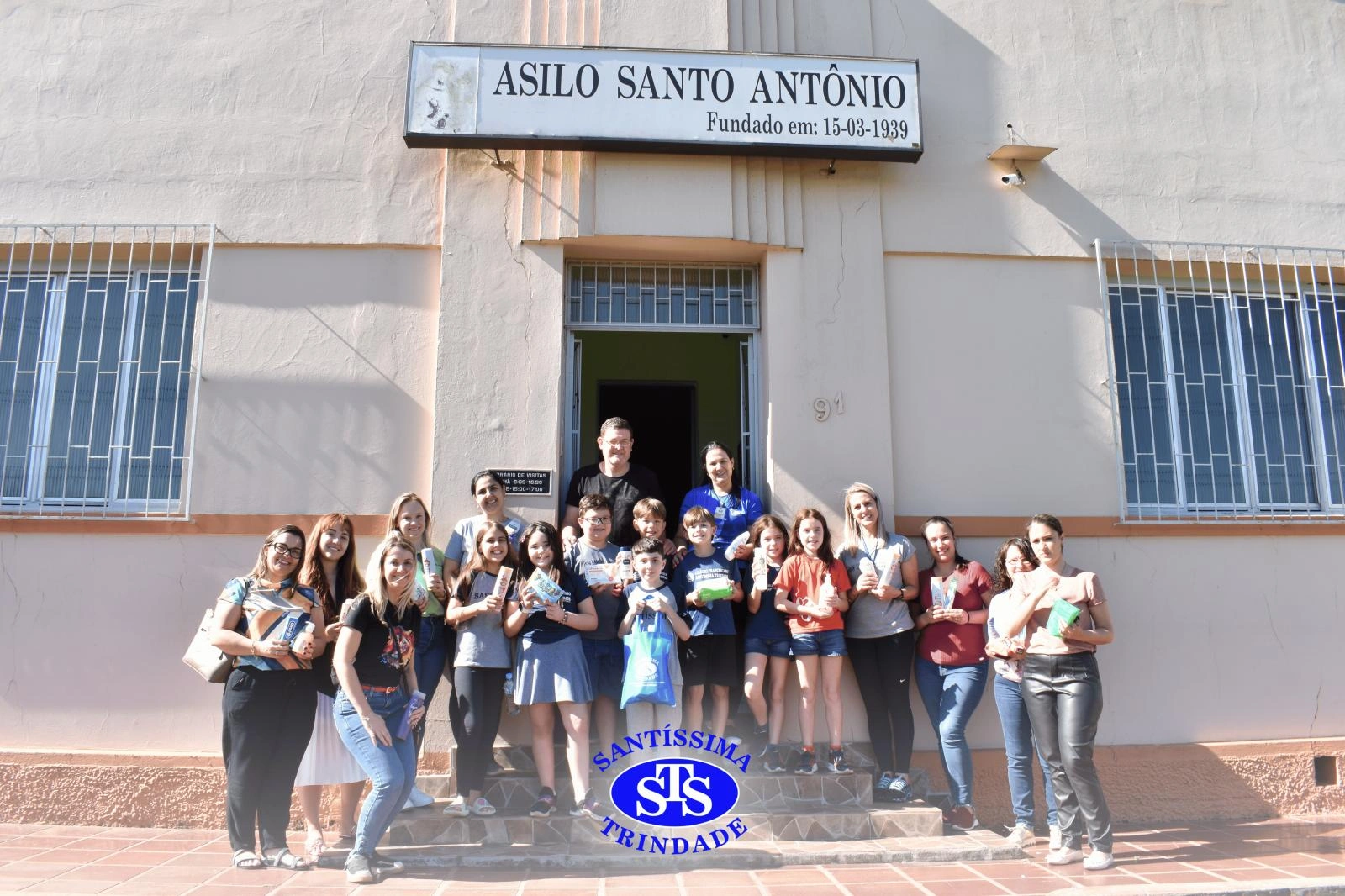 Alunos visitam idosos do Asilo Santo Antônio e levam doações | 4º ano