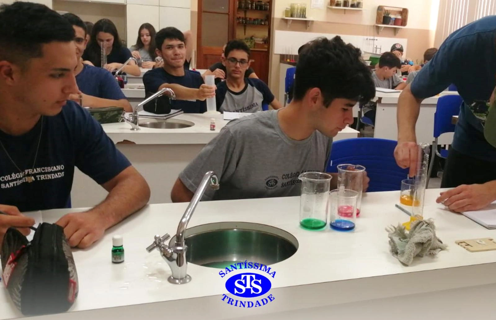 1ª série EM | Experimento no Laboratório de Ciências