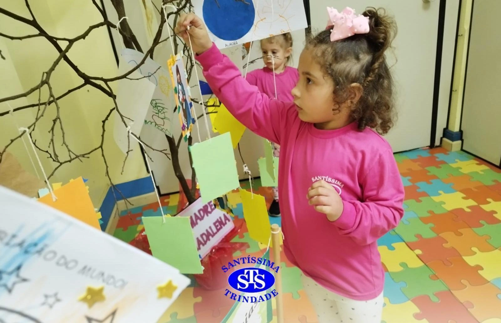 Alunos constroem Árvore das Vivências com memórias | Infantil 3