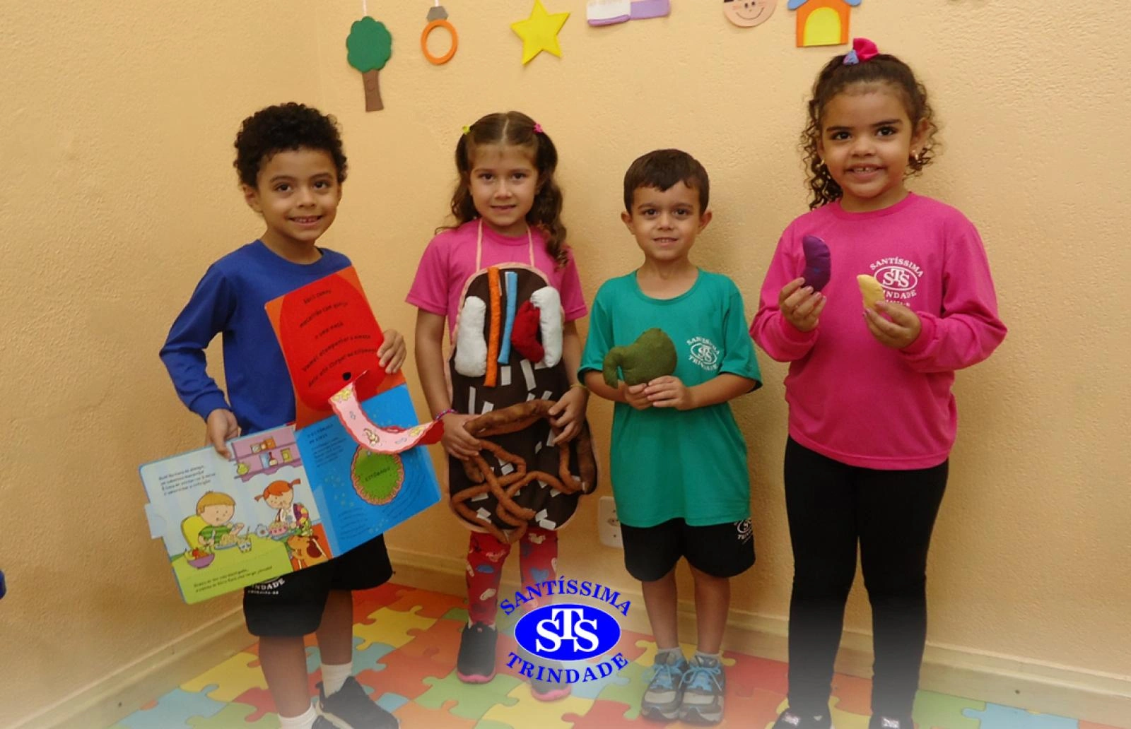 Infantil 5 estuda o corpo humano através do