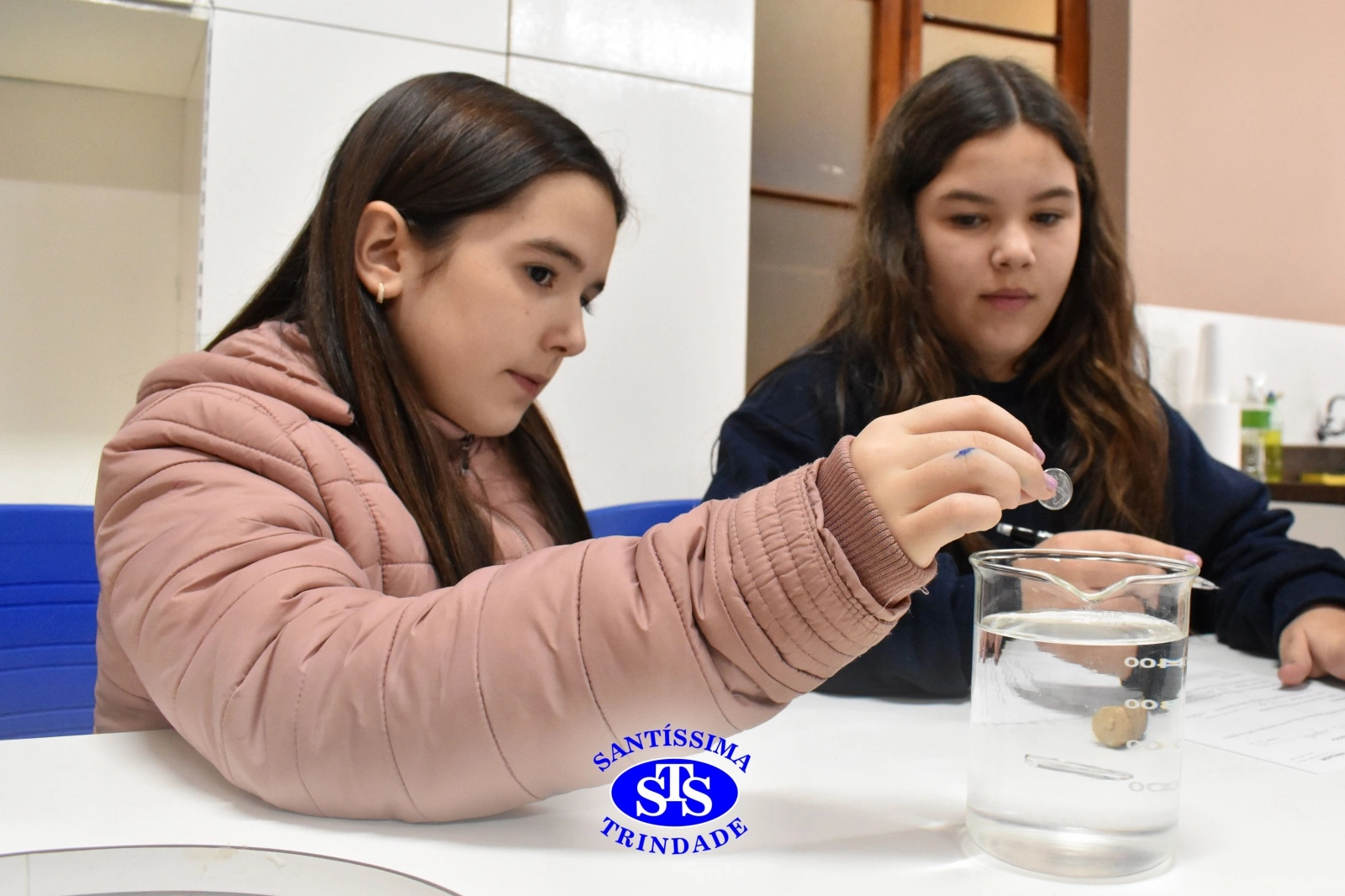 Aulas no laboratório de ciências promovem aprendizado lúdico 