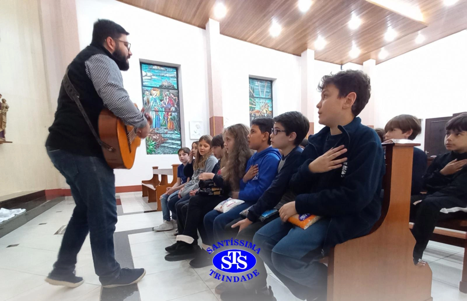 Alunos fazem doação para o tapete fraterno de Corpus Christi