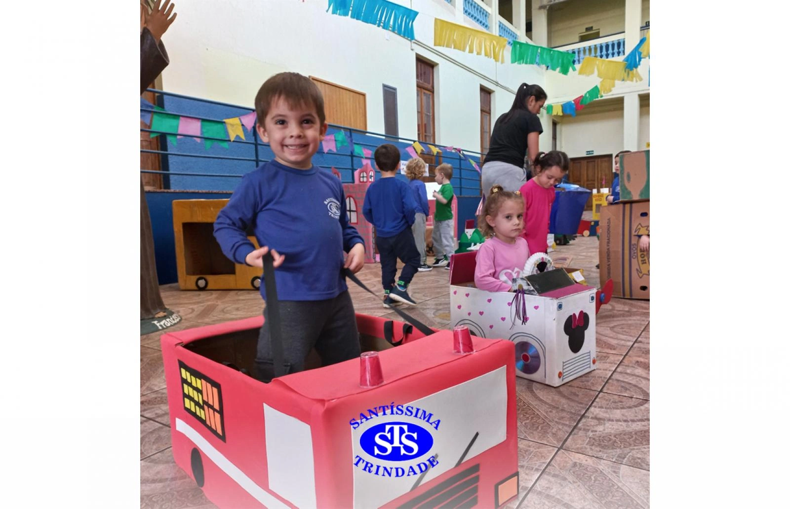 Alunos criam brinquedos a partir de caixas | Infantil 3