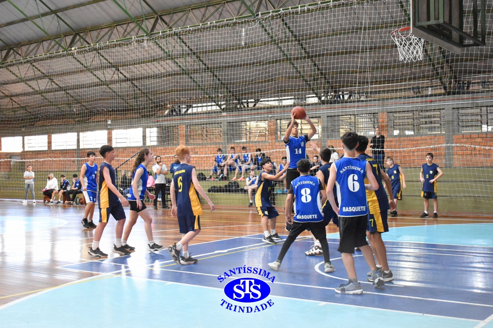 Amistoso de basquete entre os Colégios Santíssima e SantAnna