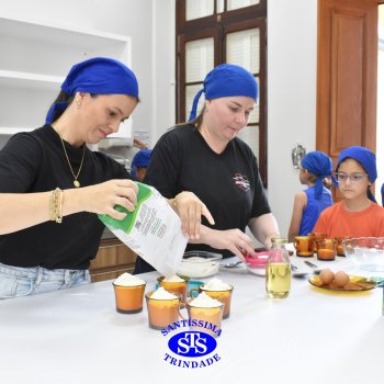 Crianças do 1º ano colocam a mão na massa para produzir os pães da Celebração de Páscoa