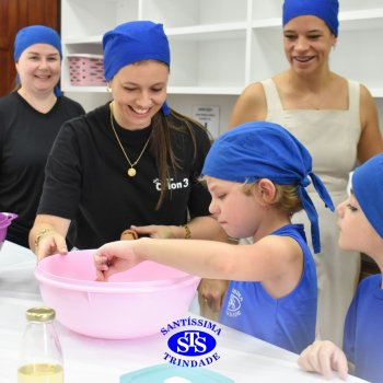 Crianças do 1º ano colocam a mão na massa para produzir os pães da Celebração de Páscoa