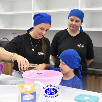 Crianças do 1º ano colocam a mão na massa para produzir os pães da Celebração de Páscoa