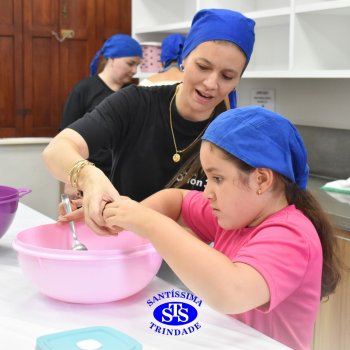 Crianças do 1º ano colocam a mão na massa para produzir os pães da Celebração de Páscoa