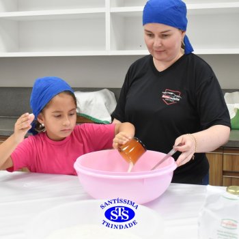 Crianças do 1º ano colocam a mão na massa para produzir os pães da Celebração de Páscoa