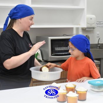 Crianças do 1º ano colocam a mão na massa para produzir os pães da Celebração de Páscoa