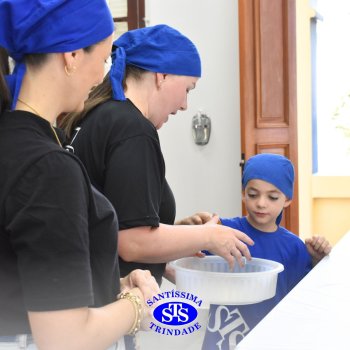 Crianças do 1º ano colocam a mão na massa para produzir os pães da Celebração de Páscoa