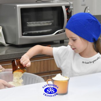 Crianças do 1º ano colocam a mão na massa para produzir os pães da Celebração de Páscoa