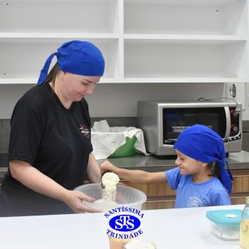 Crianças do 1º ano colocam a mão na massa para produzir os pães da Celebração de Páscoa