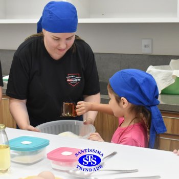 Crianças do 1º ano colocam a mão na massa para produzir os pães da Celebração de Páscoa