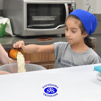 Crianças do 1º ano colocam a mão na massa para produzir os pães da Celebração de Páscoa