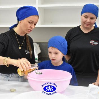 Crianças do 1º ano colocam a mão na massa para produzir os pães da Celebração de Páscoa