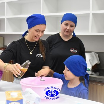 Crianças do 1º ano colocam a mão na massa para produzir os pães da Celebração de Páscoa