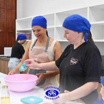 Crianças do 1º ano colocam a mão na massa para produzir os pães da Celebração de Páscoa