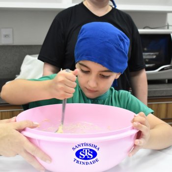 Crianças do 1º ano colocam a mão na massa para produzir os pães da Celebração de Páscoa
